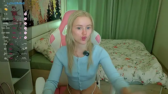 Snapshot of LexieLoree chatting on 09.26.25 LexieLoree online show from 09.26.25
