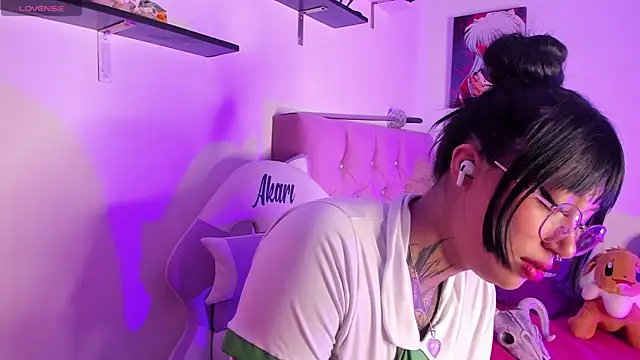 Snapshot of Akari1_Mischief chatting on 12.19.24 Akari1 Mischief online show from 12.19.24