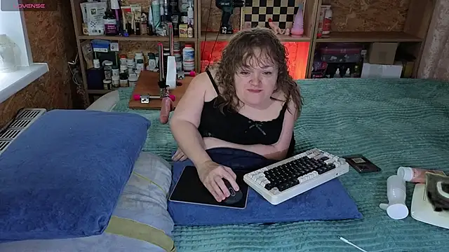 Snapshot of MiniNatalie chatting on 11.07.25 MiniNatalie online show from 11.07.25