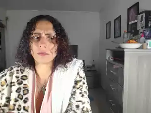 Snapshot of Corina_hot chatting on 12.29.24 Corina hot online show from 12.29.24