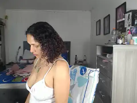 Snapshot of Corina_hot chatting on 12.29.24 Corina hot online show from 12.29.24