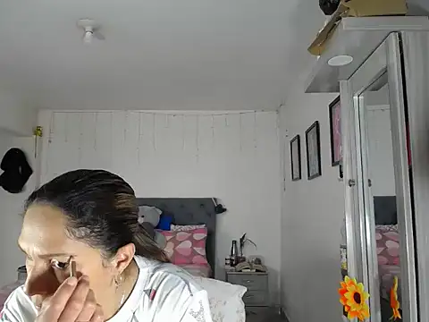 Snapshot of Corina_hot chatting on 09.22.25 Corina hot online show from 09.22.25