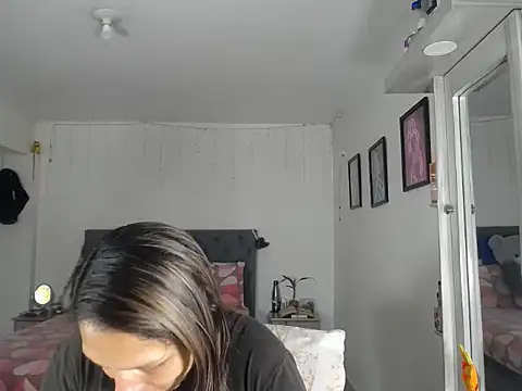 Snapshot of Corina_hot chatting on 10.04.25 Corina hot online show from 10.04.25