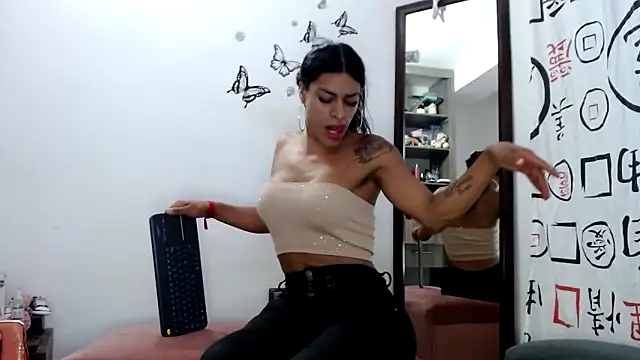 Snapshot of golositha29 chatting on 10.18.25 golositha29 online show from 10.18.25