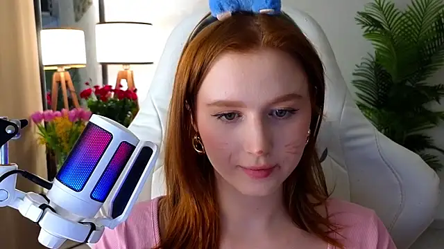Snapshot of Meow_babe chatting on 03.08.25 Meow babe online show from 03.08.25