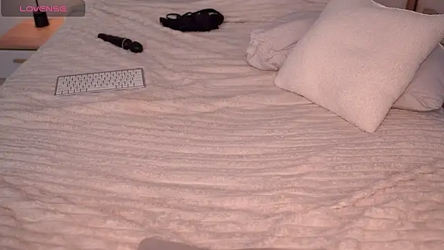 Snapshot of arielbell_ chatting on 01.24.25 arielbell online show from 01.24.25