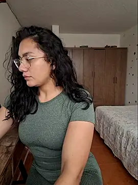 Thaliacooper  online show from 10.29.25