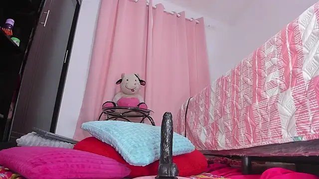 Snapshot of msschloee_ chatting on 02.18.25 msschloee online show from 02.18.25