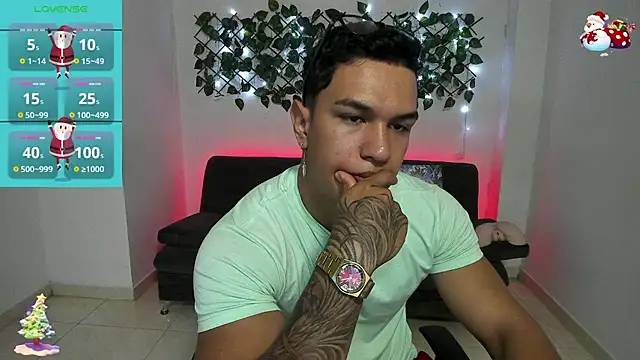 Snapshot of Taylor_John chatting on 12.17.24 Taylor John online show from 12.17.24