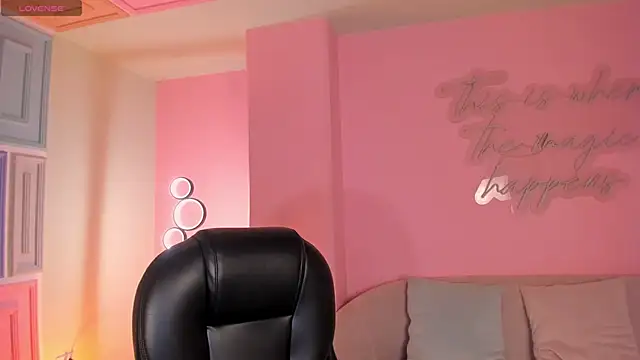 Snapshot of ValeriaRiveraX chatting on 10.20.25 ValeriaRiveraX online show from 10.20.25