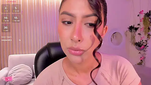 Snapshot of ArianaDumont chatting on 10.11.25 ArianaDumont online show from 10.11.25