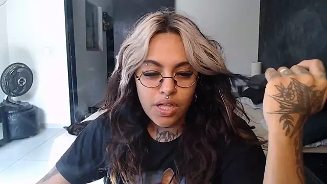 Snapshot of lolafairytail chatting on 11.21.25 lolafairytail online show from 11.21.25