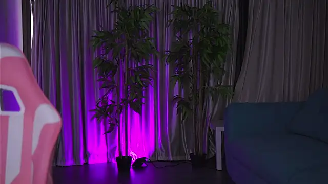 Snapshot of MissKiarra chatting on 02.15.25 MissKiarra online show from 02.15.25