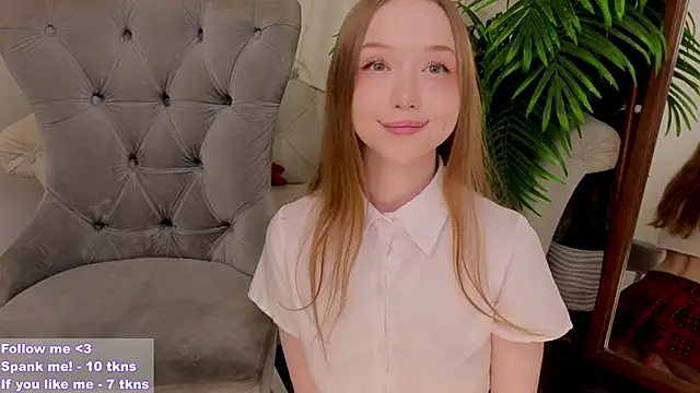 Snapshot of VioletMills chatting on 02.04.25 VioletMills online show from 02.04.25