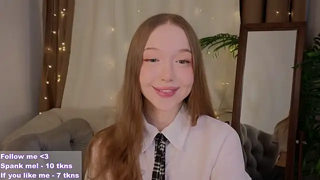 Snapshot of VioletMills chatting on 03.05.25 VioletMills online show from 03.05.25