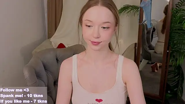 Snapshot of VioletMills chatting on 03.07.25 VioletMills online show from 03.07.25