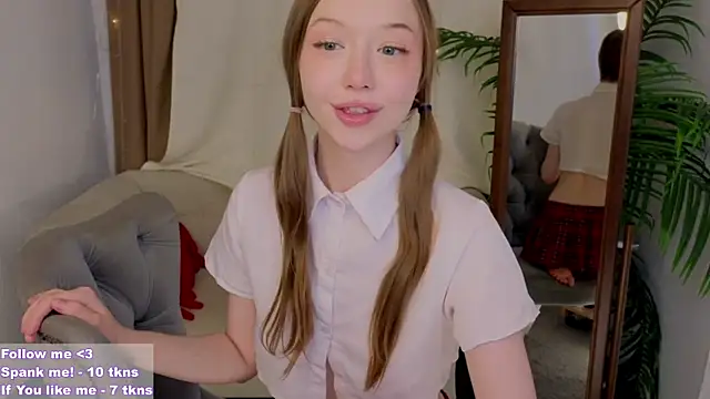 Snapshot of VioletMills chatting on 03.09.25 VioletMills online show from 03.09.25