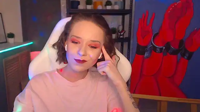 Snapshot of FascinatingEyess chatting on 12.08.24 FascinatingEyess online show from 12.08.24