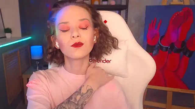 Snapshot of FascinatingEyess chatting on 12.20.24 FascinatingEyess online show from 12.20.24