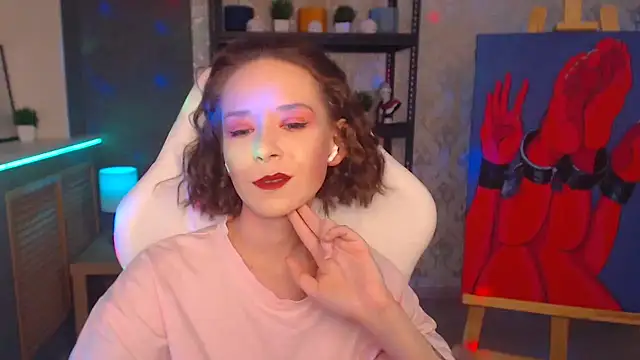 Snapshot of FascinatingEyess chatting on 12.20.24 FascinatingEyess online show from 12.20.24