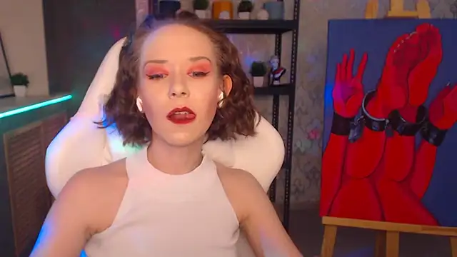 Snapshot of FascinatingEyess chatting on 12.21.24 FascinatingEyess online show from 12.21.24