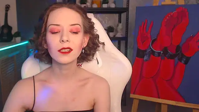 Snapshot of FascinatingEyess chatting on 10.05.25 FascinatingEyess online show from 10.05.25