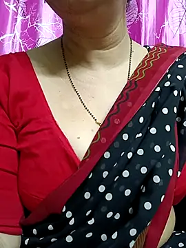 Snapshot of Rosy-B chatting on 03.11.25 Rosy-B online show from 03.11.25