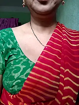 Snapshot of Rosy-B chatting on 10.30.25 Rosy-B online show from 10.30.25