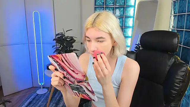 Snapshot of Mia_Cheers chatting on 03.20.25 Mia Cheers online show from 03.20.25