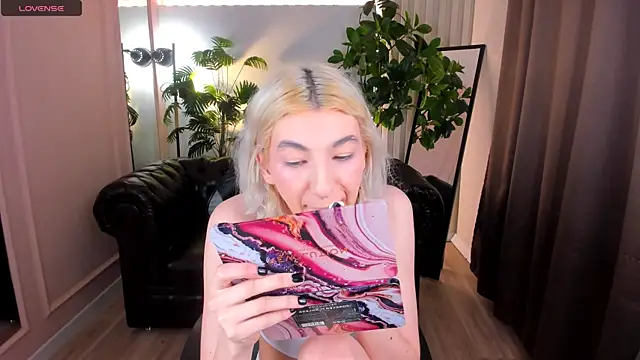 Snapshot of Mia_Cheers chatting on 03.22.25 Mia Cheers online show from 03.22.25