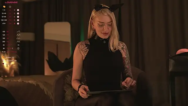 Snapshot of LinaKinky chatting on 01.24.25 LinaKinky online show from 01.24.25