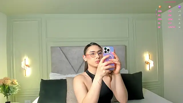 Snapshot of _Miss_Kimm chatting on 11.18.25 Miss Kimm online show from 11.18.25