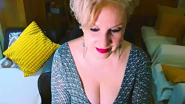 Snapshot of GattonaBiondona chatting on 01.28.25 GattonaBiondona online show from 01.28.25