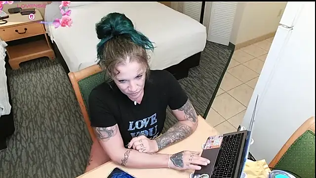 Snapshot of the_naked_siren chatting on 09.10.25 the naked siren online show from 09.10.25