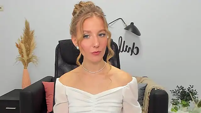 Snapshot of LolaWilsons chatting on 02.08.25 LolaWilsons online show from 02.08.25