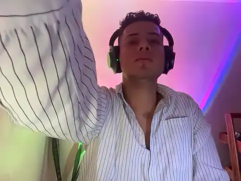 Snapshot of Malandralle chatting on 11.27.25 Malandralle online show from 11.27.25