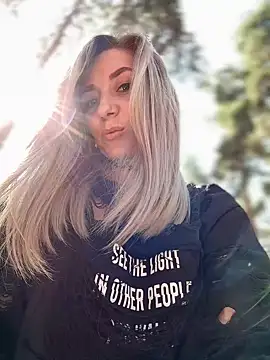 Snapshot of Crazy-Rosa chatting on 03.20.25 Crazy-Rosa online show from 03.20.25