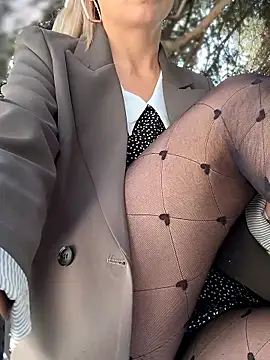 Snapshot of Crazy-Rosa chatting on 09.15.25 Crazy-Rosa online show from 09.15.25