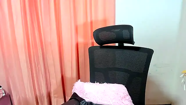 Snapshot of FalakRese chatting on 10.14.25 FalakRese online show from 10.14.25