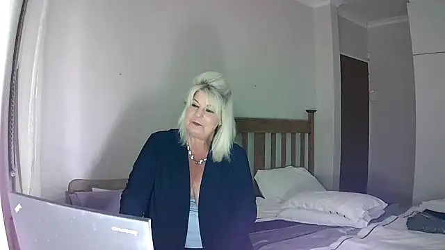 Snapshot of Miahotmilf chatting on 12.18.24 Miahotmilf online show from 12.18.24