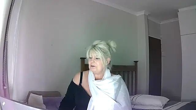 Snapshot of Miahotmilf chatting on 12.29.24 Miahotmilf online show from 12.29.24