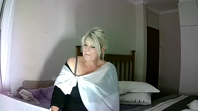 Snapshot of Miahotmilf chatting on 12.30.24 Miahotmilf online show from 12.30.24