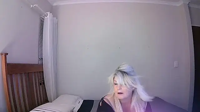 Snapshot of Miahotmilf chatting on 01.24.25 Miahotmilf online show from 01.24.25