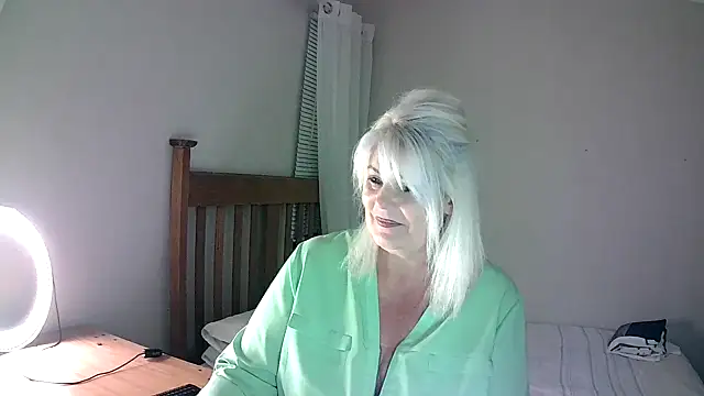 Snapshot of Miahotmilf chatting on 02.04.25 Miahotmilf online show from 02.04.25