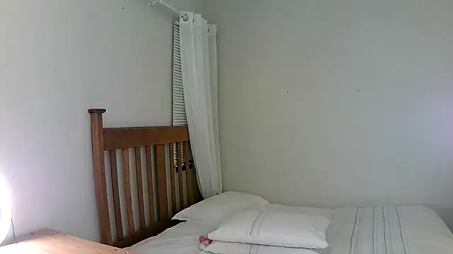 Snapshot of Miahotmilf chatting on 03.08.25 Miahotmilf online show from 03.08.25