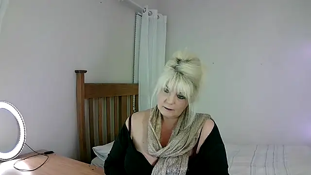 Snapshot of Miahotmilf chatting on 03.22.25 Miahotmilf online show from 03.22.25