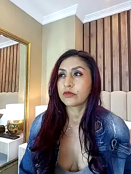 Snapshot of MonicaMoret chatting on 01.28.25 MonicaMoret online show from 01.28.25