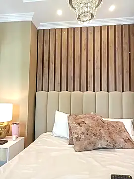 Snapshot of MonicaMoret chatting on 02.08.25 MonicaMoret online show from 02.08.25