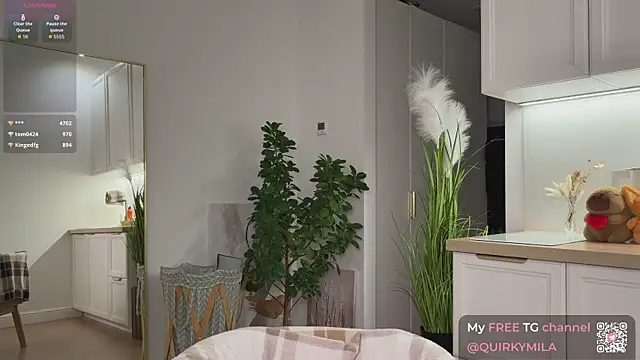 Snapshot of _milka_ chatting on 10.15.25 milka online show from 10.15.25