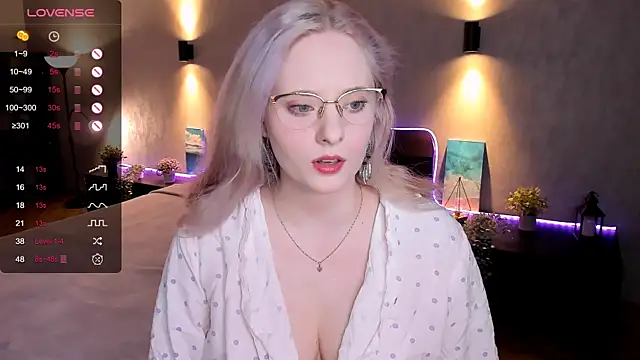 Snapshot of Aemilia_ chatting on 02.11.25 Aemilia online show from 02.11.25